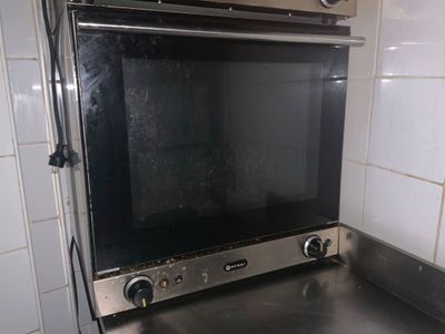 Un four électrique chaleur tournante HENDI