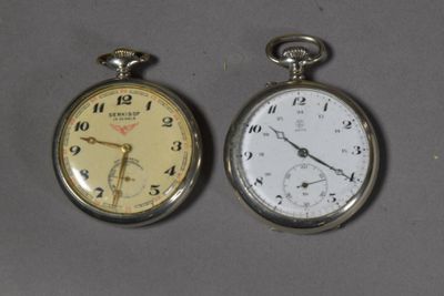 deux montres de poche posées côte à côte sur une table