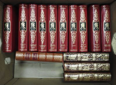 de nombreux livres dans une boîte, posés sur une table