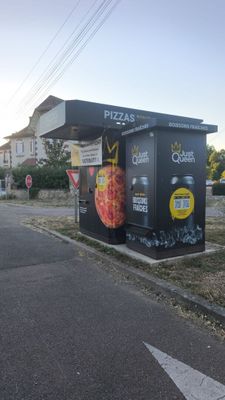 une boîte noire avec une image dessus, au bord de la route