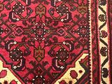 une image représentant un tapis rouge orné d'un motif