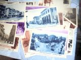 de nombreuses vieilles photos de vieux bâtiments posées sur la table