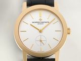un gros plan d'une montre au cadran blanc et au bracelet noir