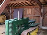 un tracteur et un bulldozer garés dans une grange