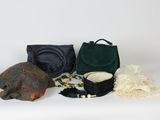 un assortiment d'articles comprenant un sac à main, un chapeau, une écharpe et d'autres articles