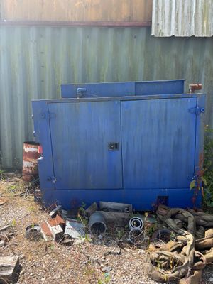 une photo d'une benne bleue à côté d'un immeuble