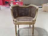 une chaise en osier au milieu d'une pièce