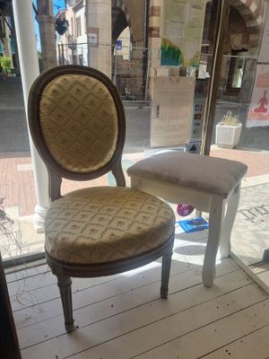 une chaise qui se trouve devant une fenêtre