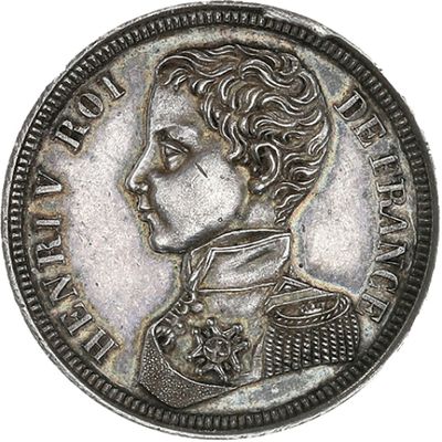 Gros plan sur une pièce de monnaie en argent portant un visage de femme