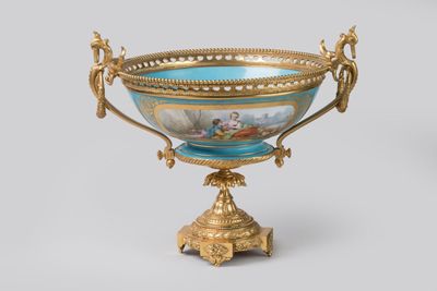 un vase doré et bleu orné d'une peinture