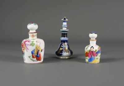 trois petits vases sont posés les uns à côté des autres sur une surface grise