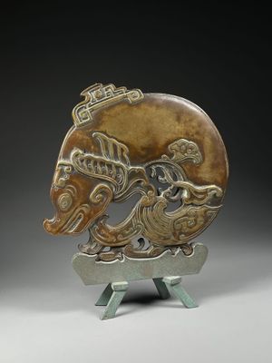 une photo d'une sculpture représentant un cheval sur un socle