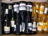plusieurs bouteilles de vin dans une caisse sur la table