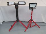 une paire de lampes rouges à trépied posées sur une table blanche