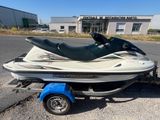 un jet-ski blanc et noir garé sur une remorque