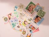 une pile de timbres posée sur une surface blanche, avec l'image d'une femme