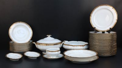un grand nombre d'assiettes et de bols posés sur une table