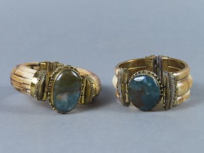 deux bagues en or ornées de pierres bleues et de diamants