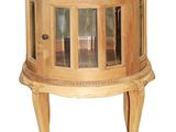 une petite table en bois munie d'une porte vitrée