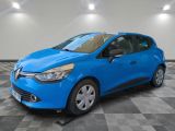 une voiture bleue est garée dans une pièce au sol à carreaux