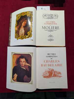 Trois livres sont posés sur une table recouverte d'une nappe rouge.