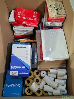 une boîte en carton remplie de nombreux types de papier différents