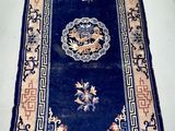 un tapis posé à même le sol, bordé d'une frange bleue