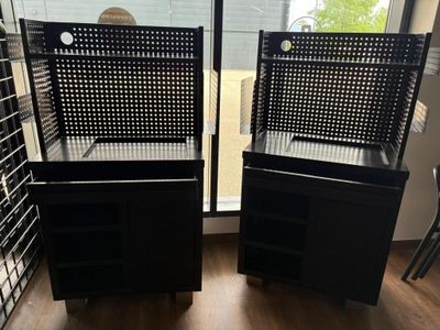 une paire de chaises noires avec des dossiers en osier, placées devant une fenêtre