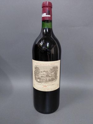 une bouteille de vin posée sur une table