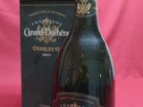 une bouteille de champagne à côté d'un carton de vin
