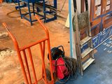 une photo d'un homme travaillant sur une machine dans une usine