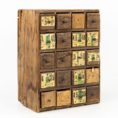 une image représentant un meuble en bois comportant de nombreux tiroirs
