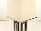 une lampe posée sur une table et munie d'un abat-jour