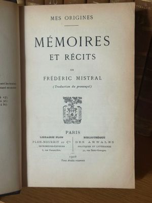 un livre ouvert sur une étagère, à côté d'une bibliothèque