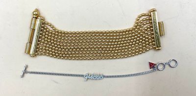 un gros plan sur un bracelet à chaîne en or et un bracelet à chaîne