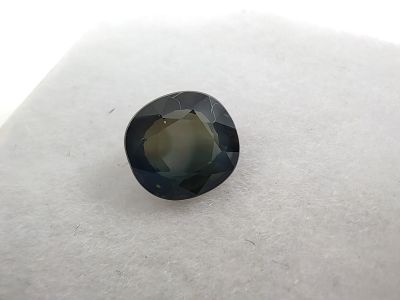 gros plan d'un saphir bleu sur une surface blanche