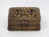 une boîte ancienne en laiton ornée d'un motif sur le couvercle
