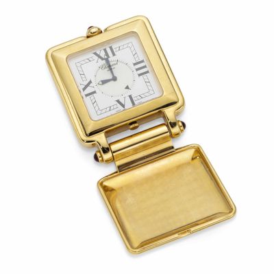 une image représentant une petite montre carrée au boîtier doré sur fond blanc