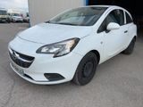 La voiture blanche est garée devant un garage.