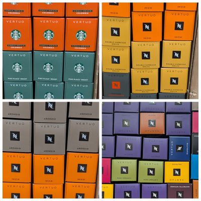 Plusieurs boîtes de café sont empilées les unes sur les autres