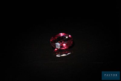gros plan d'un diamant rose sur une surface noire