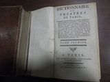 un dictionnaire du théâtre à Paris, rédigé en français et en anglais, posé sur une table