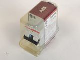 une petite boîte en plastique sur laquelle est collée une étiquette rouge et blanche