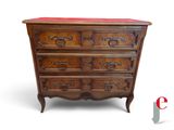 une commode en bois avec un plateau rouge sur fond blanc