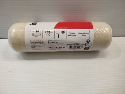 un gros plan sur une pelote de fil blanc posée sur une table