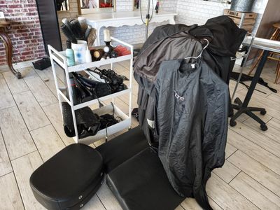 une photo d'un salon de coiffure avec un fauteuil, un fauteuil et un sèche-cheveux