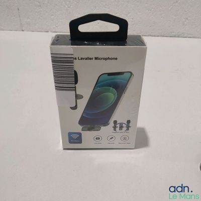 une boîte avec un téléphone à l'intérieur sur une table