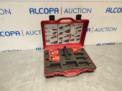 une mallette rouge contenant des outils, posée sur une table