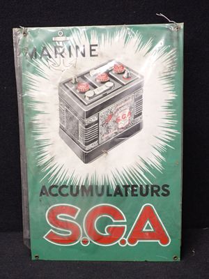 une ancienne publicité pour une batterie de voiture qui est exposée