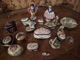 de nombreuses figurines en porcelaine de toutes sortes posées sur une table